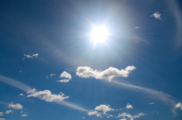 Céu luz do dia e nuvens brancas . — Fotografia de Stock