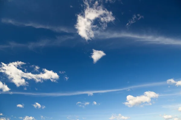 Skys modré a bílé mraky. — Stock fotografie