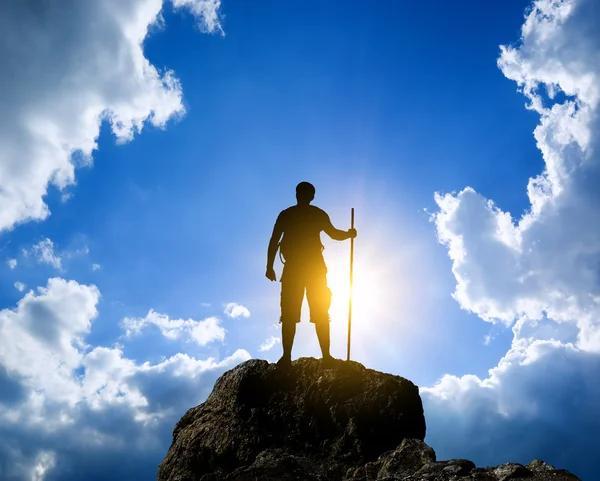 Hombre en la cima de la montaña. — Foto de Stock