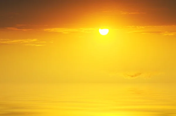 上空の背景と夕日の海. — ストック写真