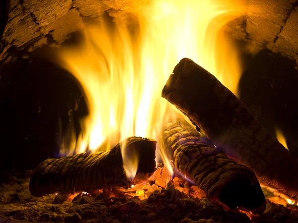 Fuego en la chimenea. — Foto de Stock