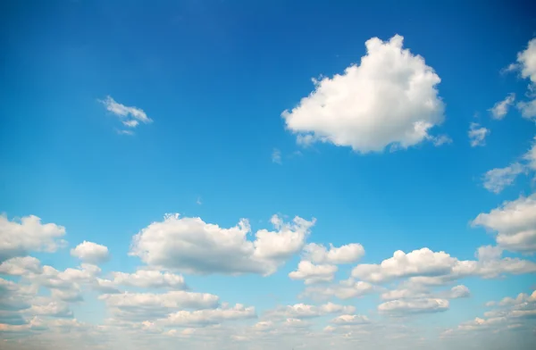 Blå himmel med hvide skyer - Stock-foto