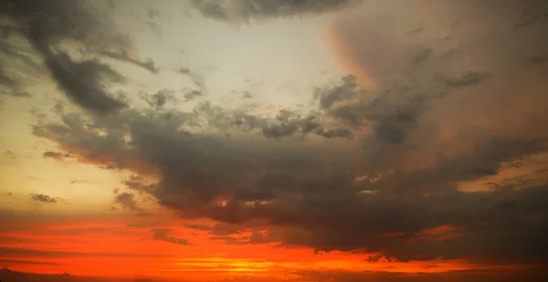 Драматическое небо с грозовыми облаками. — стоковое фото