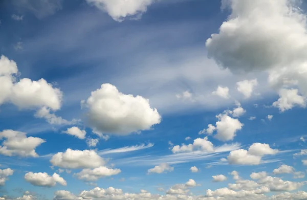 Blå himmel med vita moln — Stockfoto