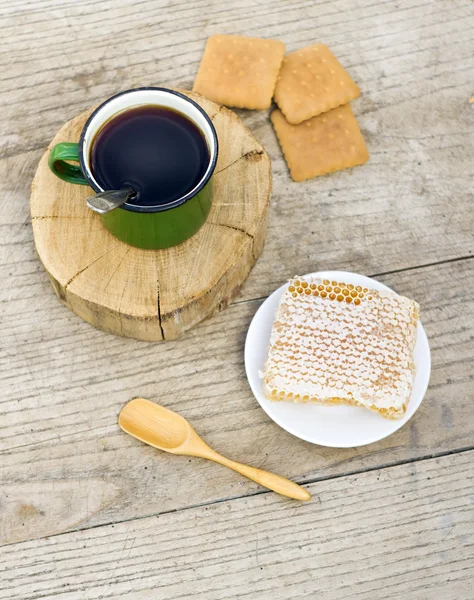 Metall kopje thee met honing en cockies — Stockfoto