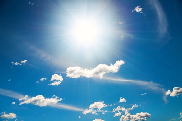 Zon in een helder blauwe hemel. — Stockfoto