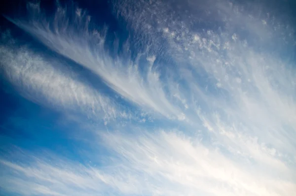 Blå mulen himmel med moln ovanliga former. — Stockfoto