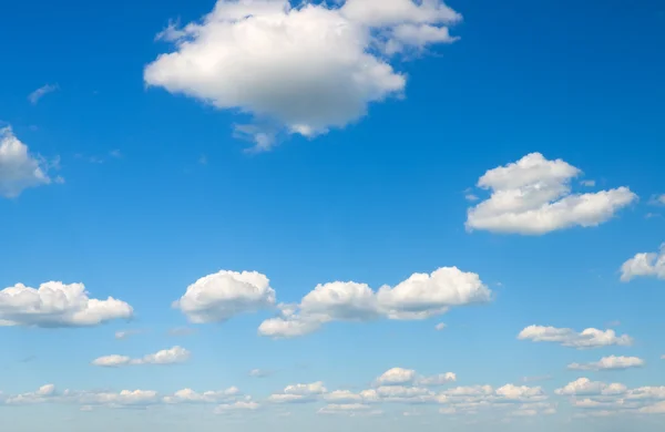 Blauwe lucht met witte wolken. — Stockfoto