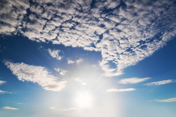 Blå himmel med vita moln — Stockfoto