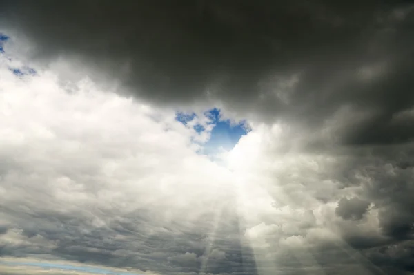 Drámai ég viharos felhőkkel. — Stock Fotó