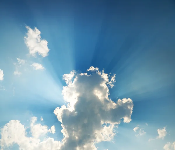 Feixes brilhantes de uma luz solar — Fotografia de Stock