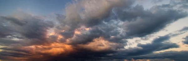 Drámai ég viharos felhőkkel — Stock Fotó