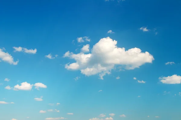 Белые облака на голубом небе — стоковое фото