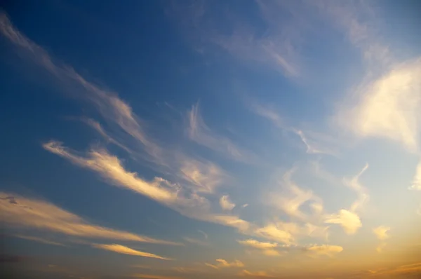 Lucht achtergrond op zonsopgang. — Stockfoto