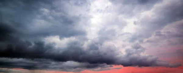 Драматические облака неба — стоковое фото