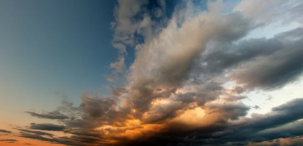 Wolken vor einem Gewitter — Stockfoto