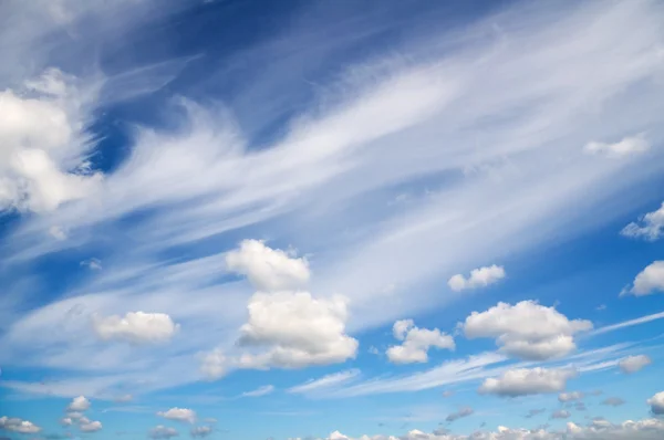 Cielo azul con nubes blancas. — Foto de Stock