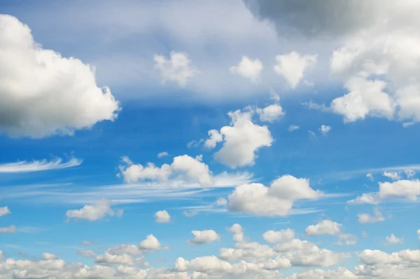 Blauwe lucht met witte wolken — Stockfoto