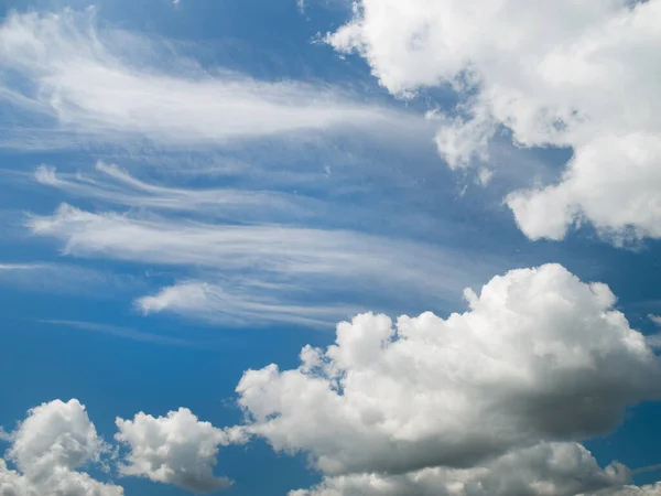 Białe Chmury Rozległym Błękitnym Niebie — Zdjęcie stockowe