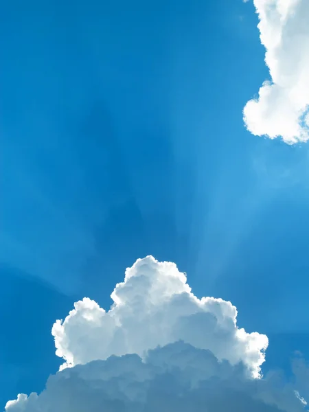 Witte Wolken Uitgestrekte Heldere Blauwe Lucht — Stockfoto