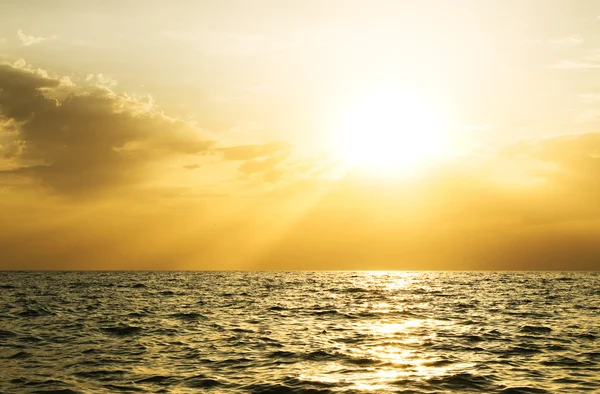 Cielo fondo y mar al atardecer . — Foto de Stock