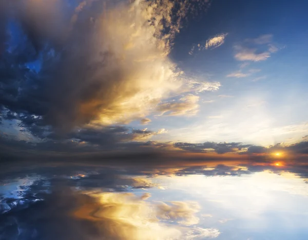 Dramatic sky with stormy clouds — Stock Photo, Image