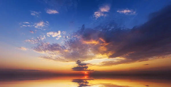 Východ slunce nad oceánem. — Stock fotografie