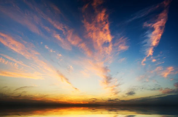 Fondo del cielo al atardecer . — Foto de Stock