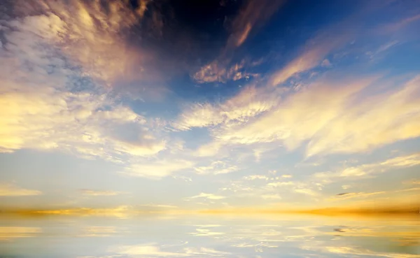 Sullo sfondo del cielo al tramonto . — Foto Stock