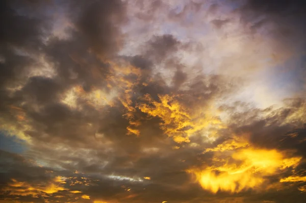 Драматическое небо с грозовыми облаками — стоковое фото
