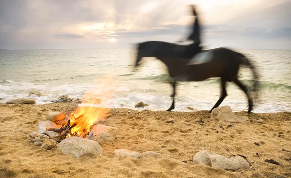 Fogo noturno solitário no litoral — Fotografia de Stock