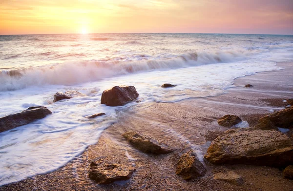 Matahari terbenam musim panas di atas laut. — Stok Foto