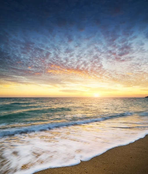 Pôr do sol no mar. — Fotografia de Stock