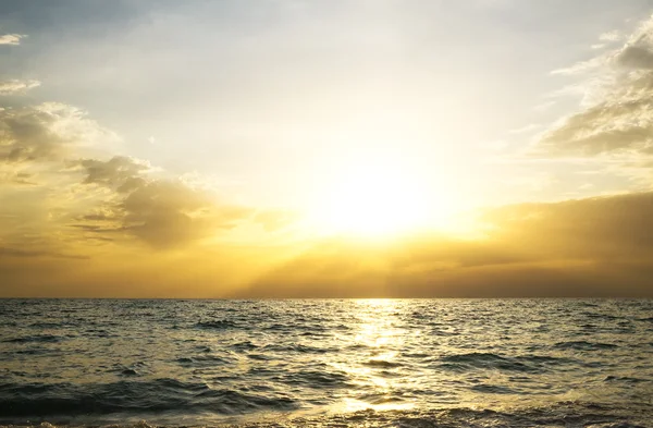 Céu fundo e mar ao pôr do sol — Fotografia de Stock