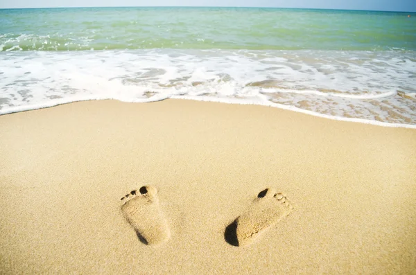 Fußabdrücke auf dem Sand am Strand. — Stockfoto