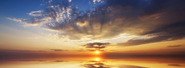 Zonsondergang op zee. — Stockfoto