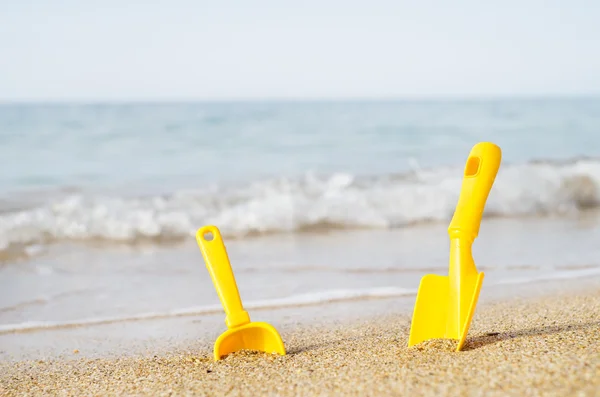 海のビーチに子供のおもちゃ — ストック写真
