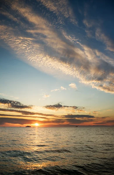 Hemelachtergrond en zee op zonsondergang — Stockfoto