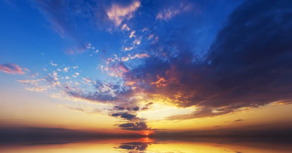 Pôr-do-sol incrível sobre o oceano . — Fotografia de Stock