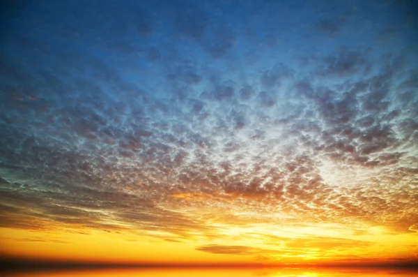 Pôr do sol no mar. — Fotografia de Stock