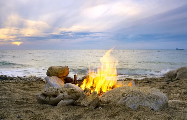 Eenzame nacht brand op Zeekust — Stockfoto
