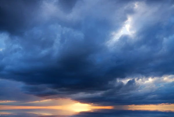 Céu dramático com nuvens tempestuosas. Imagens Royalty-Free