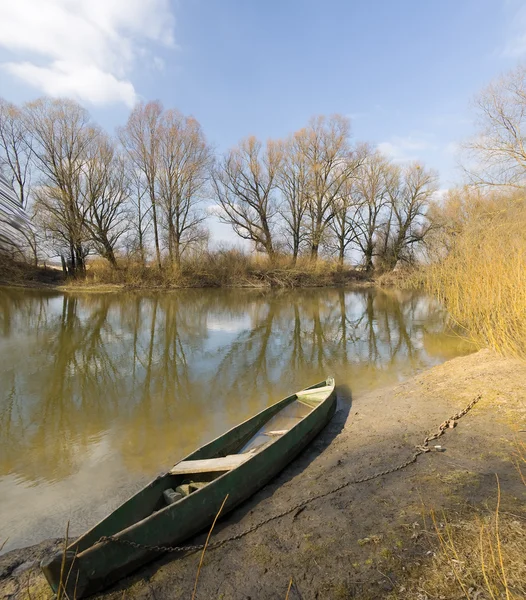 Barco de madera en el río primavera . —  Fotos de Stock