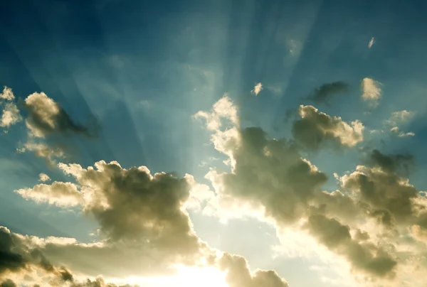 Cielo azul con nubes. — Foto de Stock