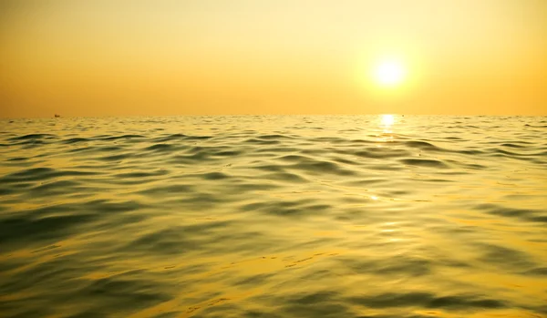 上空の背景と夕日の海. — ストック写真