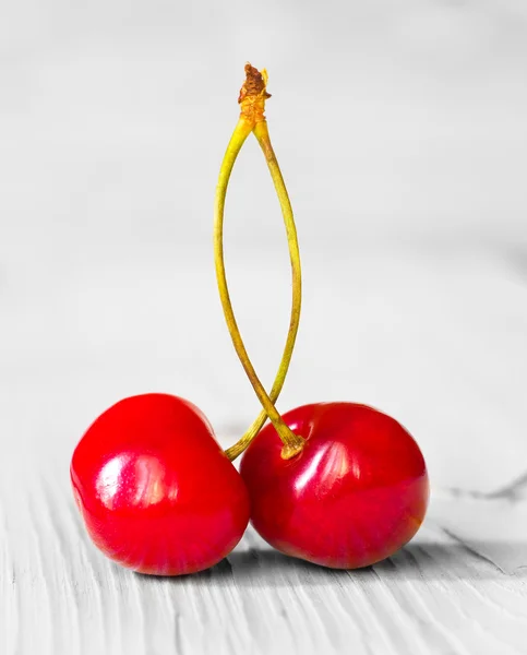 Duas cerejas em madeira velha . — Fotografia de Stock