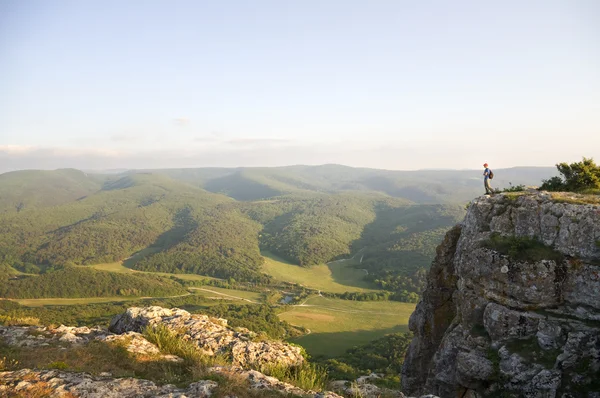 Turista uomo sulla vetta della montagna . — Foto Stock