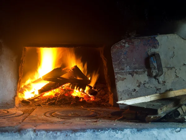 Fuego en la chimenea. — Foto de Stock