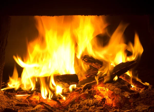 Fuego ardiendo en el horno — Foto de Stock