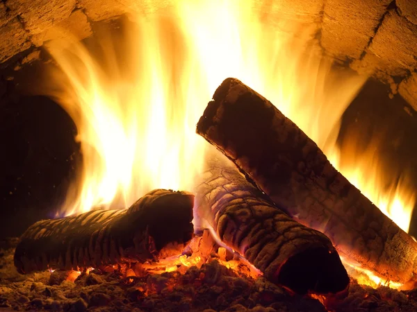 Fuego en la chimenea. — Foto de Stock